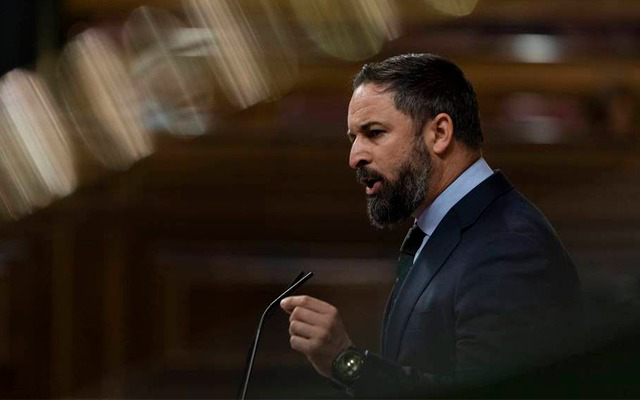 Santiago Abascal, líder de VOX, defendiendo la moción de censura en la tribuna | EFE